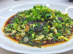 焼き鯵の煮付け・葱たっぷり添え