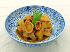 新じゃがとイカのピリ辛煮