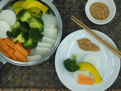 蒸し野菜の味噌オリーブだれ