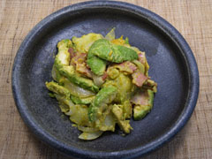 じゃがいもとアボカドのカレーマヨネーズ炒め