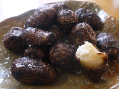 里芋の皮ごと素揚げ