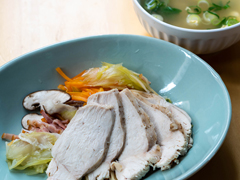 蒸し鶏とスープ