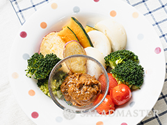 蒸し野菜の味噌オリーブだれ